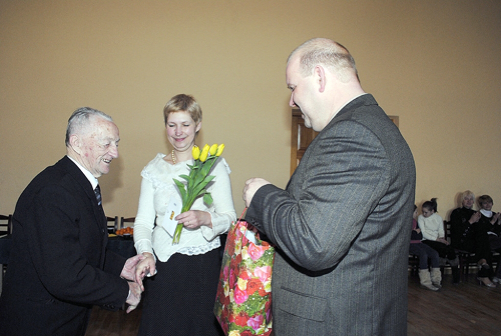 Kurmenietim Pēterim Galarovskim visa dzīve saistīta ar Kurmeni, tās skaistā apkārtne, darbs mežā ir devuši spēku. 90. dzimšanas dienā jubilāru sveic pagasta pārvaldes vadītājs Agris Kondrāts un vietējā tautas nama vadītāja Sarmīte Ķīse.