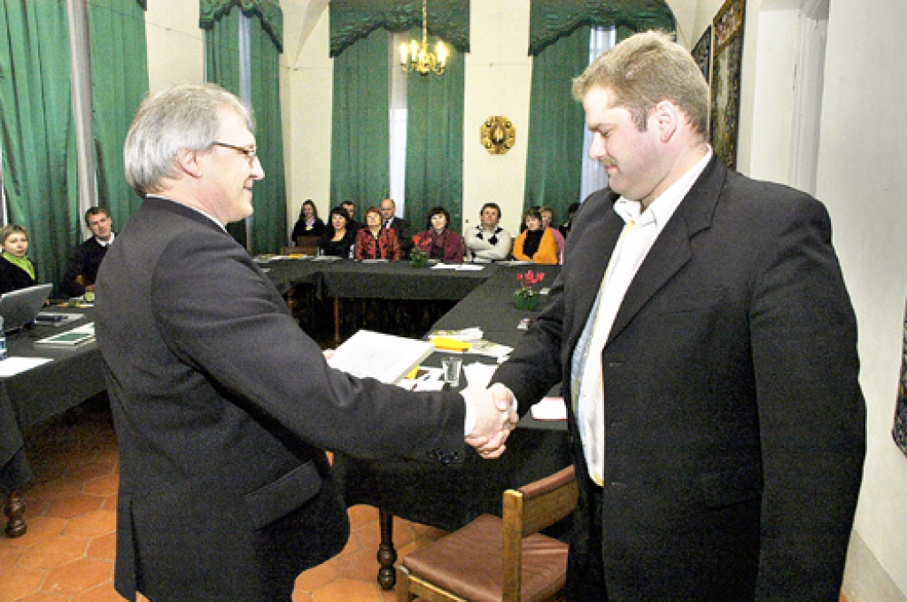 Raivo Tarvānam, z/s «Strīķeri» pārvaldniekam (no labās), Rundāles novada domes pateicību pasniedz pašvaldības vadītājs Aivars Okmanis.