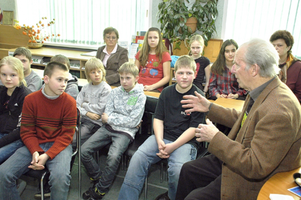 Fotogrāfs Laimonis Šulcs saistošā sarunā ar 5.b klases audzēkņiem.