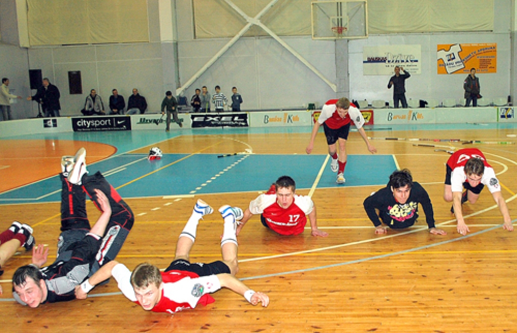 Pēc uzvarētas spēles FK «Bauska» florbolisti skatītāju priekšā metas «līdaciņā».