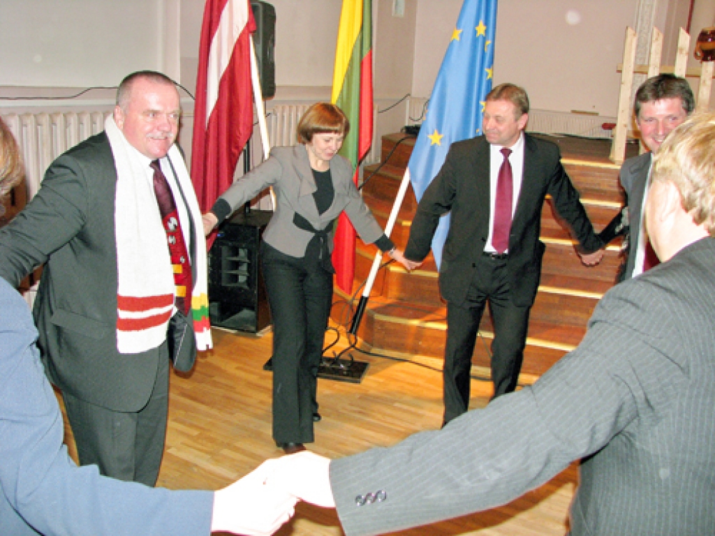 Koncertā Bauskas tautas namā dejā līdz ar pārējiem laidās arī novada domes priekšsēdētājs Valdis Veips (no kreisās). 