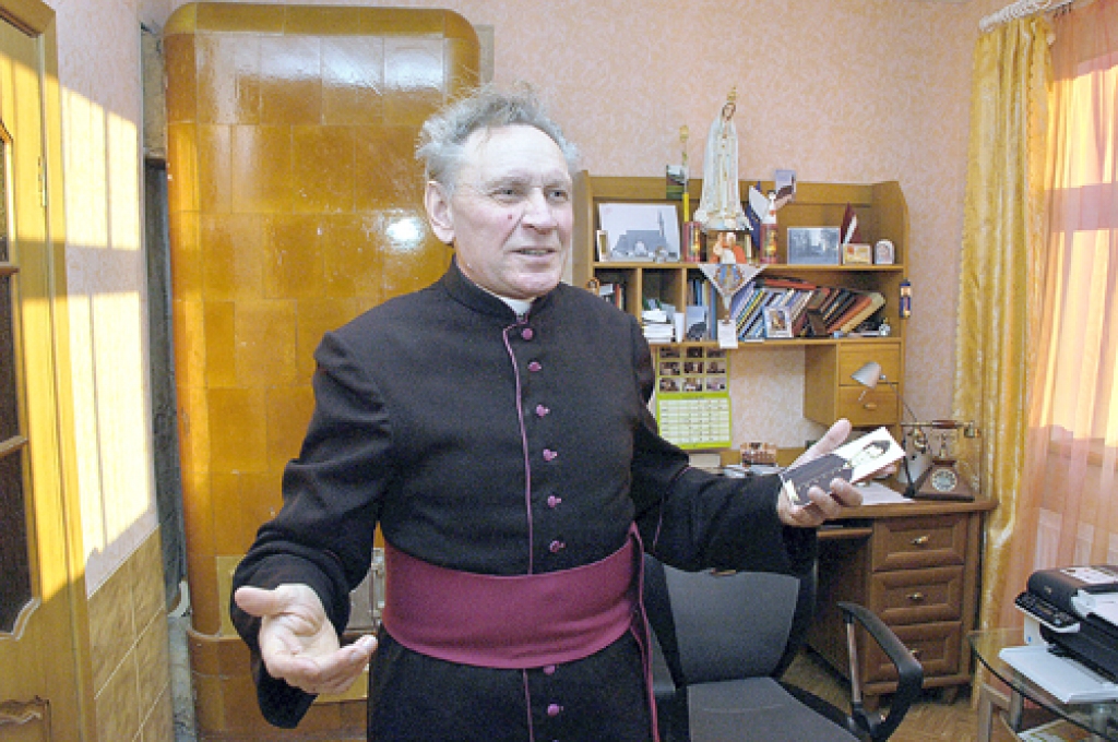 Jānis Zviedrāns teic: «Šādi sapucējies, ārpus sava darba laika esmu redzams reti, jo allaž esmu ar kaut ko nodarbināts un tad mēdzu pamatīgi noķellēties.» 