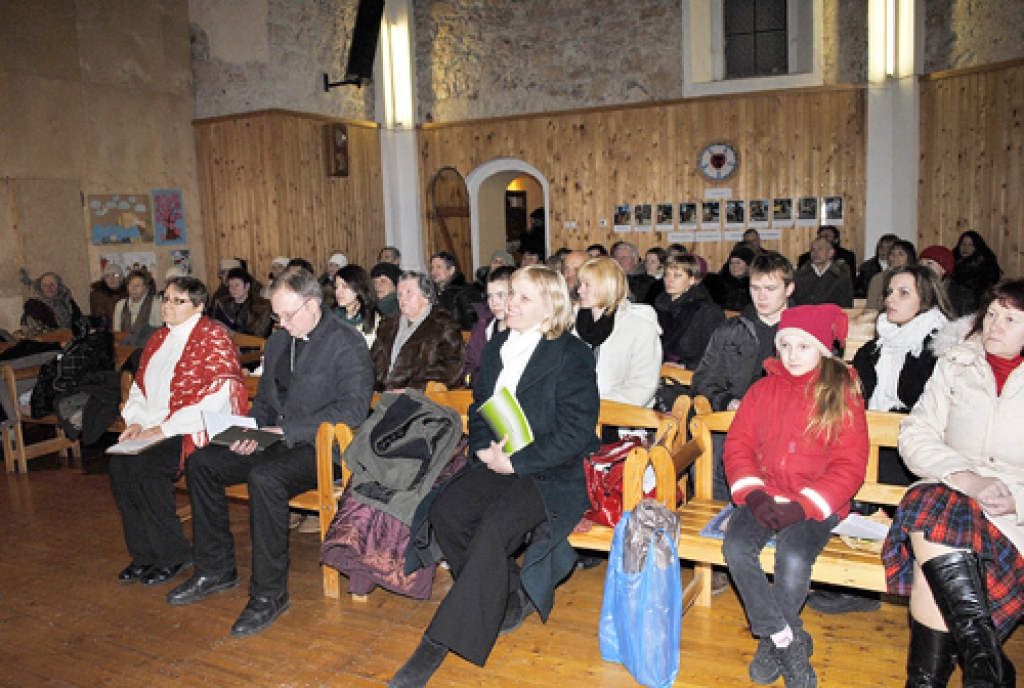 Ansambļu draudzības koncertā Iecavas baznīcā. 