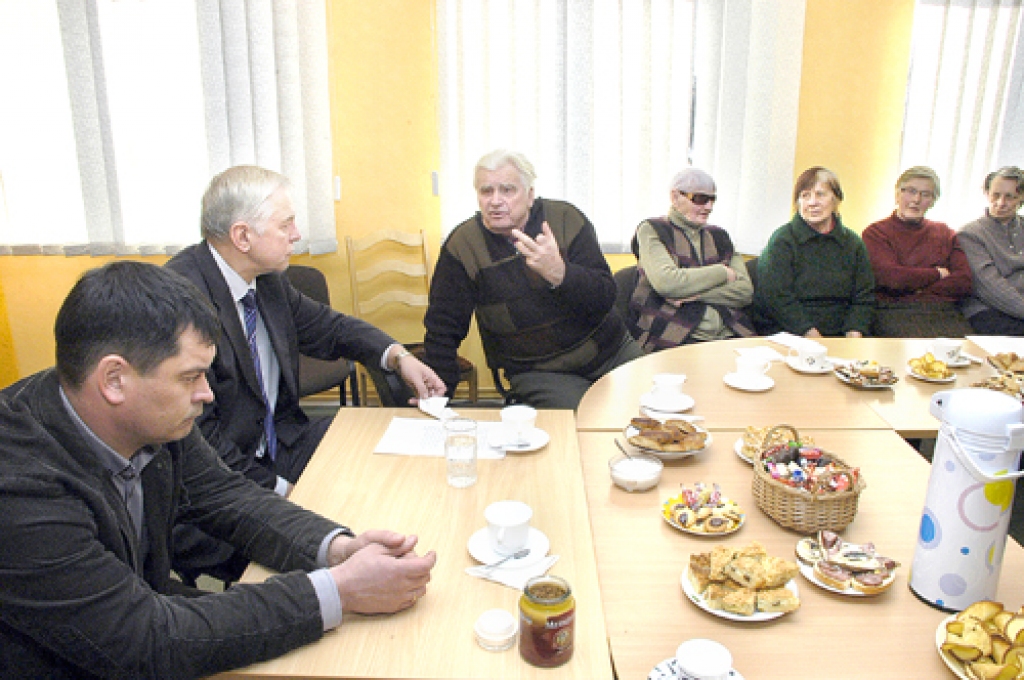 «August, mēs esam jums darba devēji, nevis otrādi, un viegli pašlaik nav nevienam,» rundālietis Arvīds Kraņevskis (trešais no kreisās) diskusijā norāda Augustam Brigmanim (otrais no kreisās), Saeimas ZZS frakcijas vadītājam. 