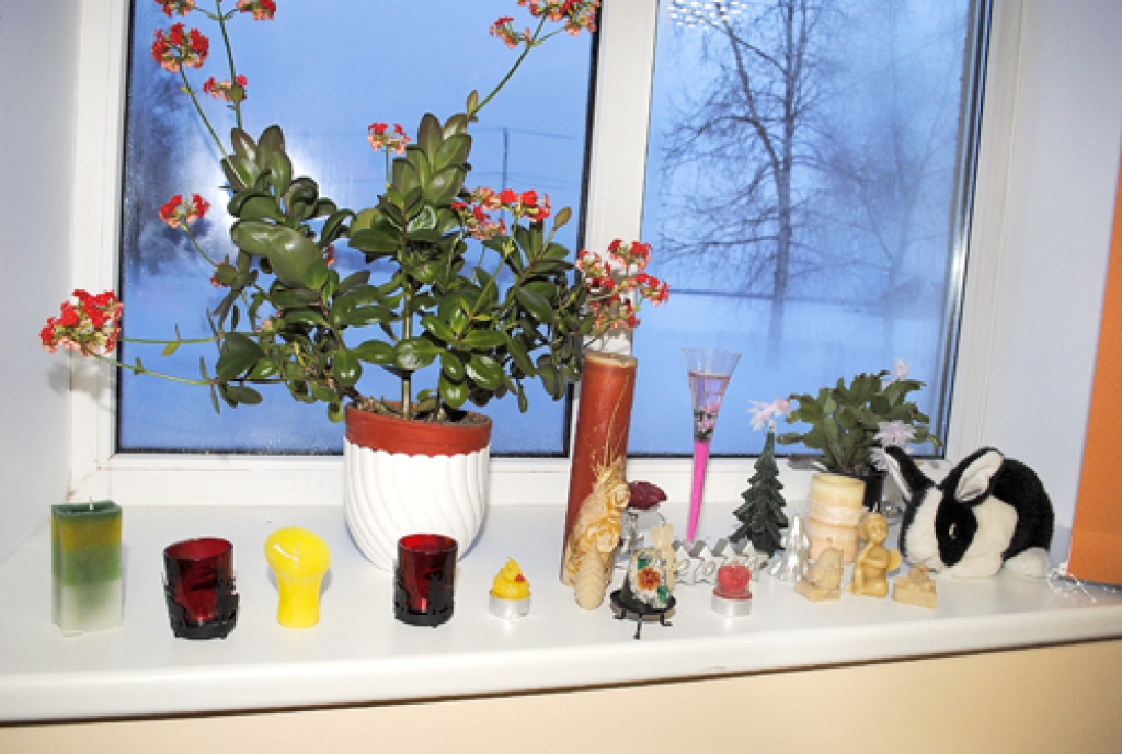 Sveču izstādi Ceraukstes 1. bibliotēkā iekārtoja pagasta sieviešu kluba dalībnieces. 