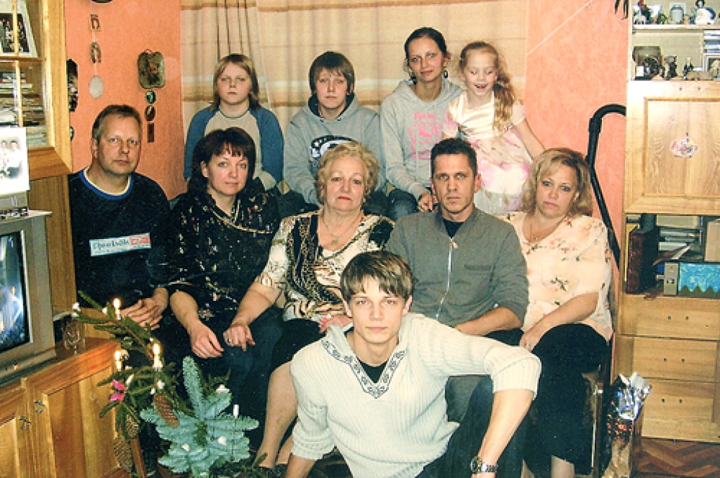 Bagāta vecmāmiņa. Jubilāre Skaidrīte Užbale (centrā) ar meitām Ilzi (blakus no kreisās) un Aiju (otrajā rindā no labās), znotiem un visiem pieciem mazbērniem 2009. gada Ziemassvētkos. 