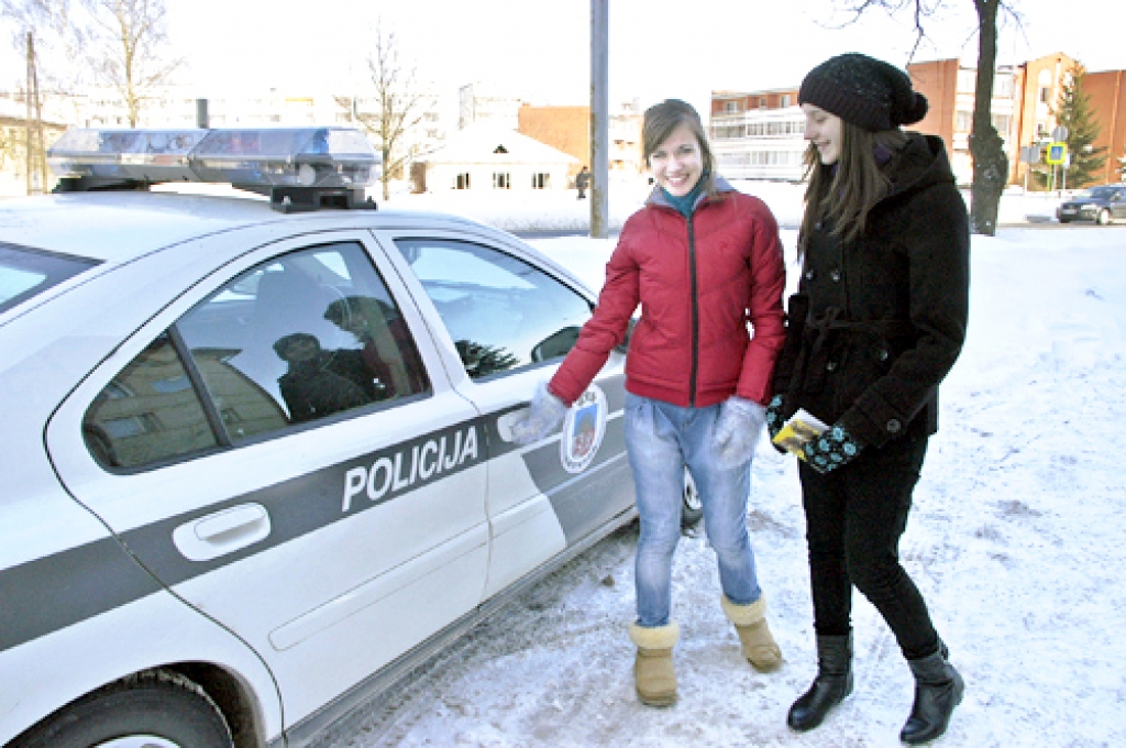 Īslīces vidusskolas 10. klases audzēknes Andīna Siliņa (no kreisās) un Ina Sanduca gandarītas par iespēju Ēnu dienā iepazīt Bauskas policijas darbu.