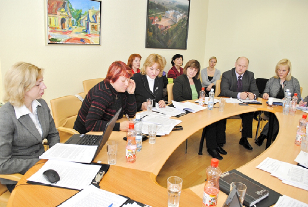 Ar bērnudārza pārņemšanas noteikumiem deputātus vakar, 17. februārī, Rundāles novada domes finanšu un attīstības komitejas sēdē iepazīstināja SOS Bērnu ciematu asociācijas direktore Ilze Paleja (no labās). Diskusijas ilga vairāk nekā divas stundas.