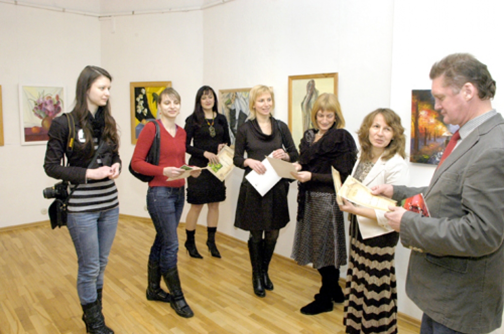 Vecumnieku gleznotāju grupa – Santa Sirmoviča (no kreisās), Andra Gause, Anda Kuzma, Vineta Fogele, Anda Ķiene, Andra Rušmane un Juris Morics – savu darbu izstādei izvēlējusies tēmu «Klusā daba».