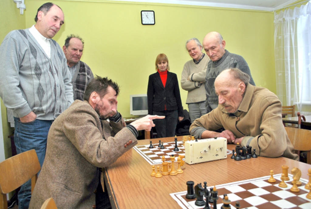 Pie šaha galdiņa tikušies Laimonis Katiļavičs (no kreisās) un Jānis Straģis. 