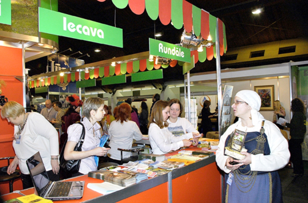 Iecavas, Bauskas, Vecumnieku un Rundāles novada ekspozīcija tūrisma gadatirgū bija izvietota līdzās. Otrā no kreisās – Bauskas tūrisma informācijas centra direktore Inese Turkupole-Zilpure.