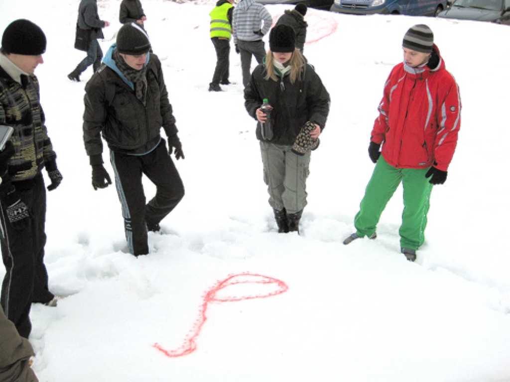 Bārbelē biedrības «Jaunatne smaidam» organizētajās sacensībās komandas zīmēja sacensību logo. 