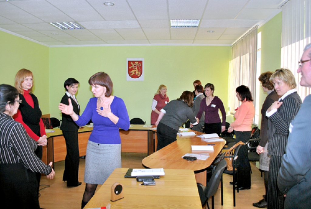 Seminārā «Ir sarunas, ir rezultāts» nepieciešamās prasmes tika apgūtas, veicot praktiskus uzdevumus. Ceturtā no kreisās – semināra vadītāja Antra Sloka.