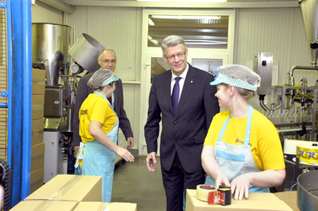 Uzņēmumā «Iecavnieks» Valsts prezidents Valdis Zatlers iepazīstas ar rapšu eļļas ražotni. Par darbu viņš iztaujā strādnieci Vivitu Lapkovsku.