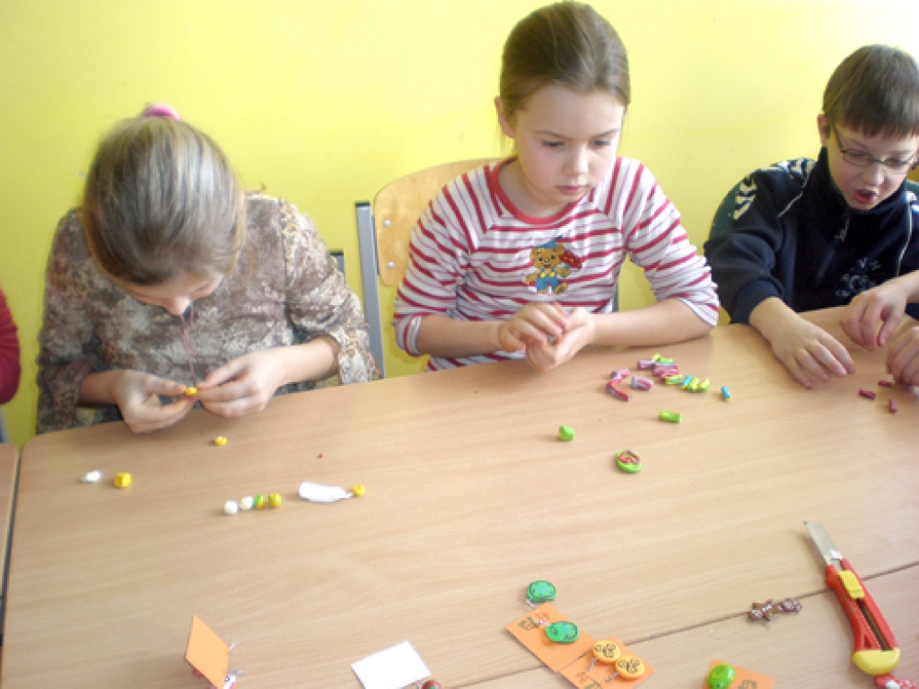 Mazie kurmenieši labprāt apgūst jaunas prasmes, un darbojas arī fimo tehnikā. 