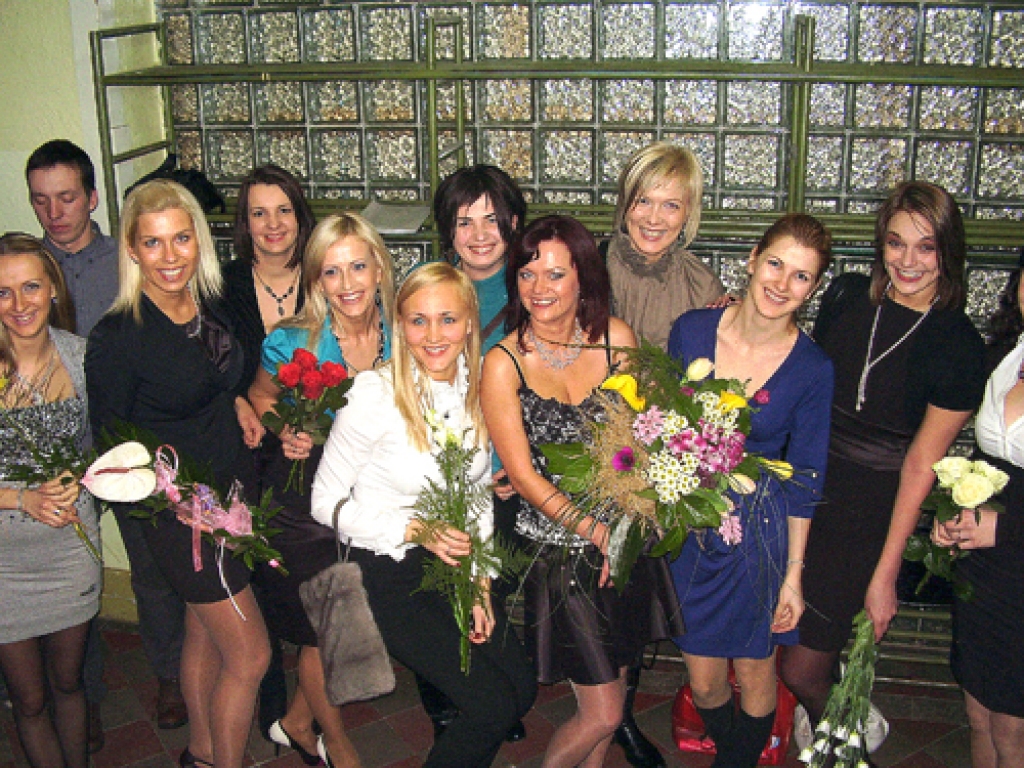 «Turies, skola, mēs nākam!» šādi Bauskas 1. vidusskolas 2001. gada 12.a klases audzēkņi organizējušies tikšanās brīdim desmit gadu pēc izlaiduma. 