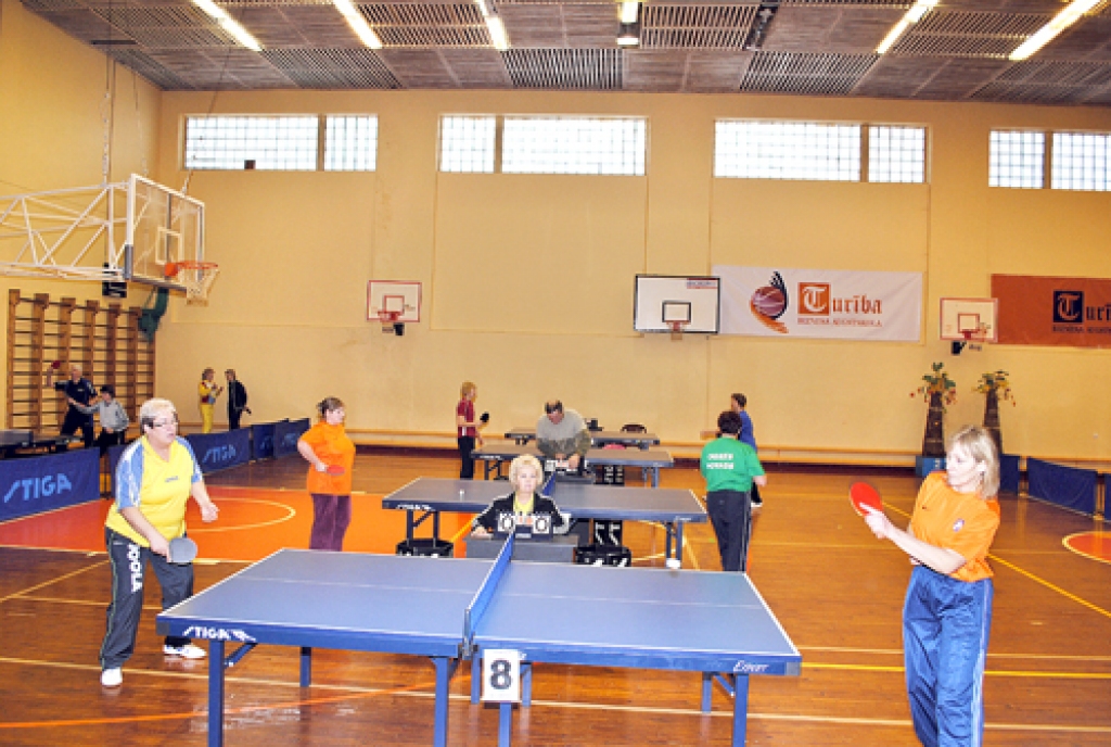 Iecavniece Baiba Gāga (no kreisās) paguva veikt organizatorisko darbu un cīņā ar baušķenieci Lidiju Martinkenu izcīnīt pirmo vietu 50+ vecuma grupā. 