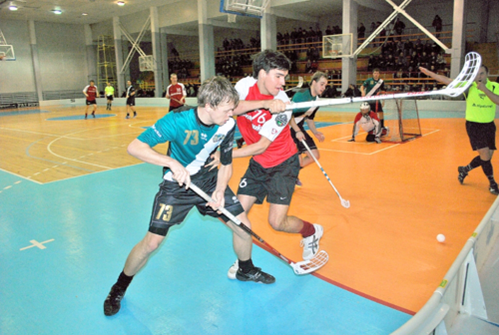 Toms Mengots (76. numurs) cīnās par bumbiņu. 