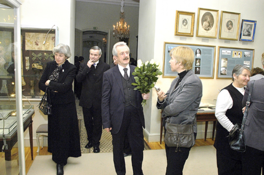 Imants Lancmanis, Rundāles pils muzeja direktors, izstādes atklāšanā sarunās ar viesiem.