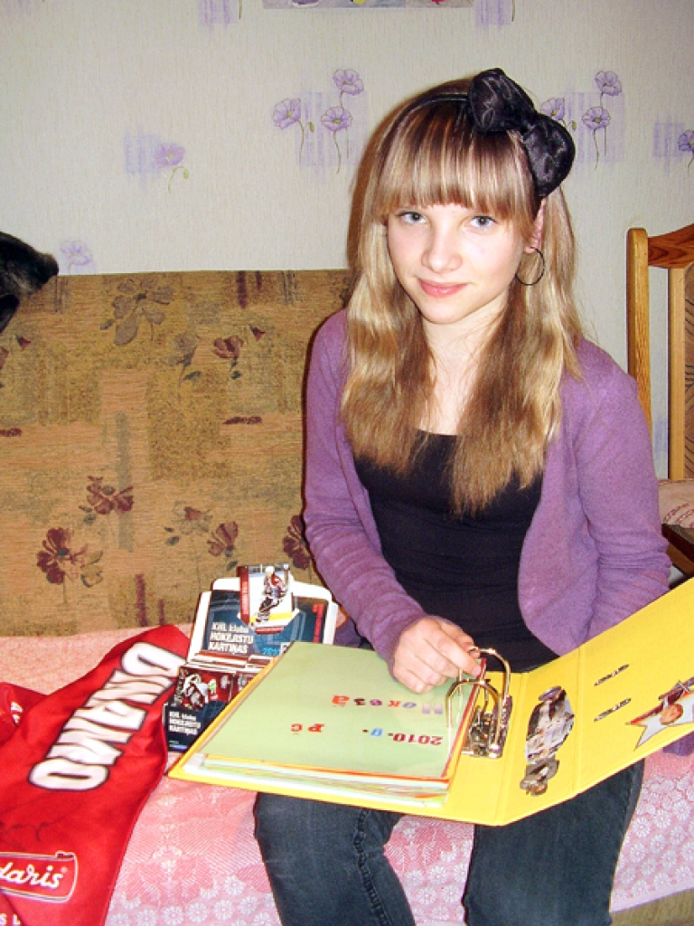 Dinija Kalēja klasē ir vienīgā hokeja līdzjutēja meiteņu vidū, jo lielākoties hokeja fani ir zēni. Slidot viņa prot, bet pati hokeju spēlēt gan nevēlētos, tas tomēr vairāk esot vīru sports, saka meitene. 