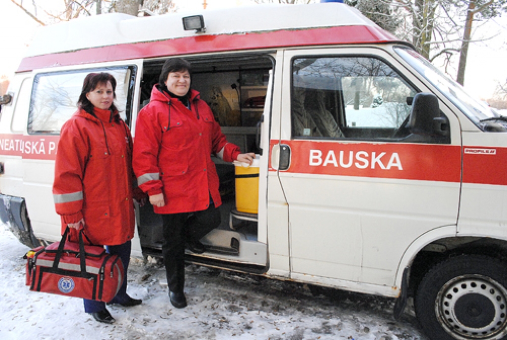 Jeļena Krūmiņa un Ligita Kraukle (no labās), Neatliekamās medicīniskās palīdzības dienesta 527. Vecumnieku brigādes mediķes, ir gatavas doties uz izsaukumu. 