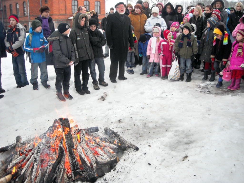 Dzejnieka Knuta Skujenieka uzruna pie barikāžu atceres ugunskura skolas pagalmā.