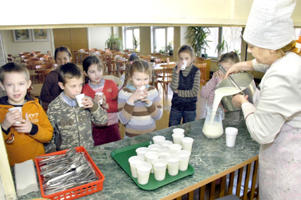 Starpbrīdī pēc otrās stundas ne vienam vien skolēnam Pilsrundāles vidusskolā ir «baltas ūsas». 2. klases skolēniem piens garšo, var dzert, kā nu kurš pieradis, – vēsu vai mazliet uzsildītu.