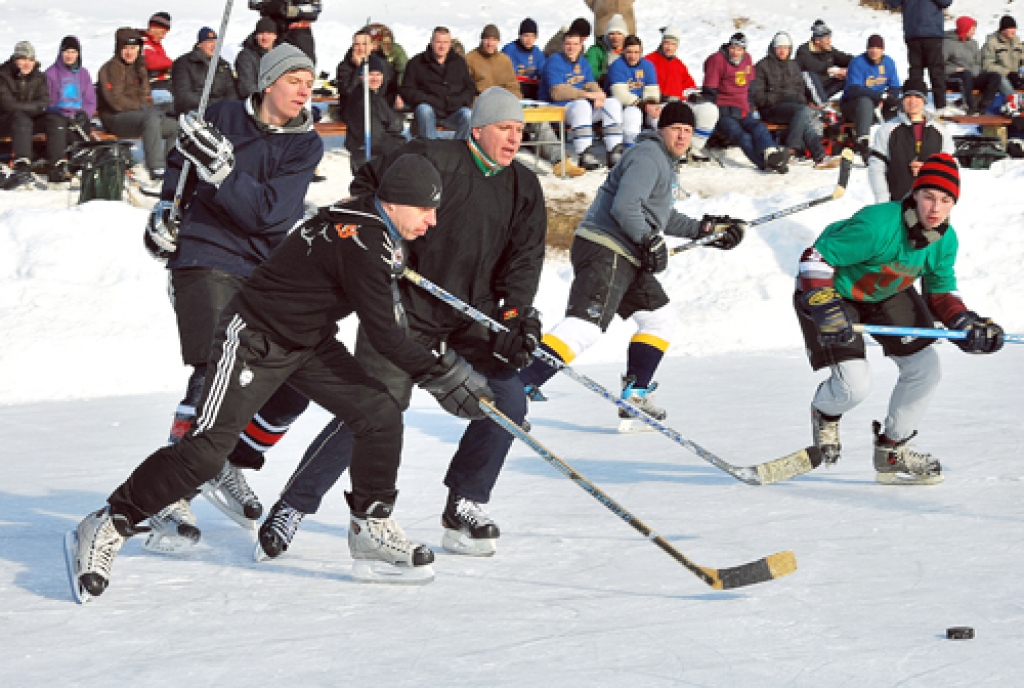 Laukumā tiekas «Brunava» un «Bauska T» komandas. 
Autors: Uldis Varnevičs