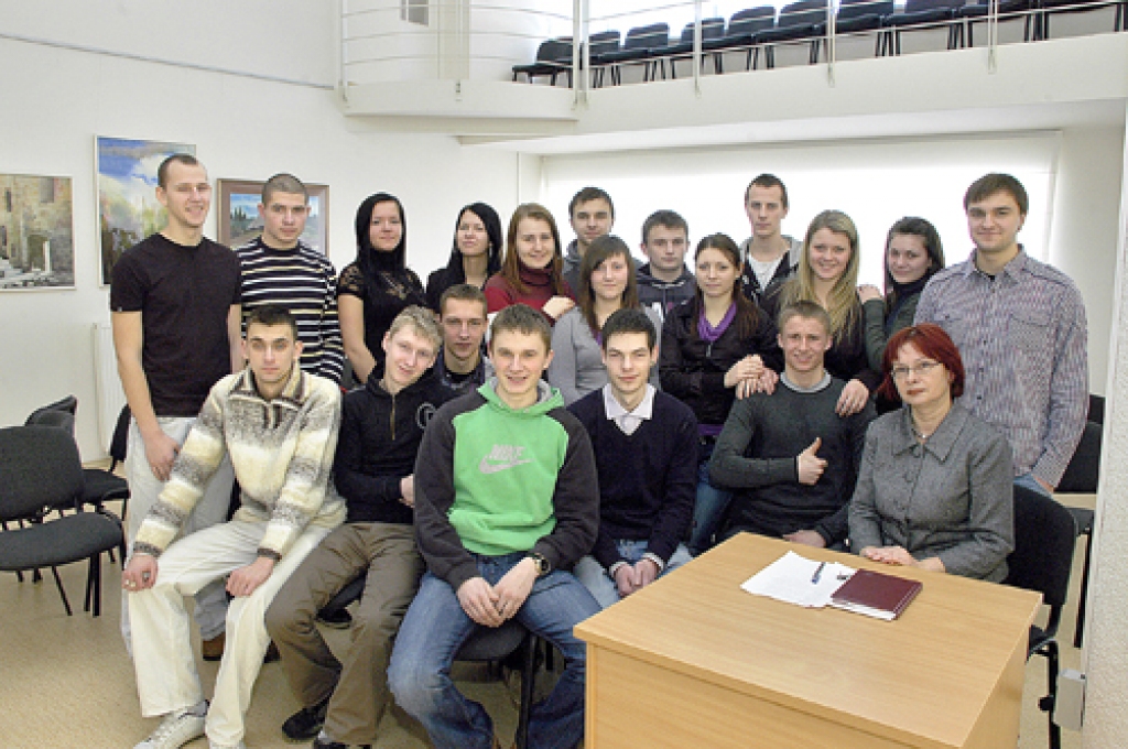 Bauskas 2. vidusskolas 12.a klasē mācās: Dmitrijs Dubrovs, Mihails Dubrovs, Marks Fjodorovs, Filips Iļjins, Dace Jakutāviča, Iveta Jaroško, Aleksandra Korčevaja, Marks Kuncevičs, Māris Laizāns, Boļeslavs Lukinskis, Severīns Lukinskis, Artūrs Markevičs, Germans Mozgovojs, Lāsma Pinte, Ruslans Siņica, Linda Skrēbena, Valērija Smirnova, Enriko Zaļaiskalns, Adelina Žitko. Klases audzinātāja Valentīna Rajevska. Fotografēšanās brīdī klāt nebija Diānas Djaduras.
Autors: Ivars Bogdanovs