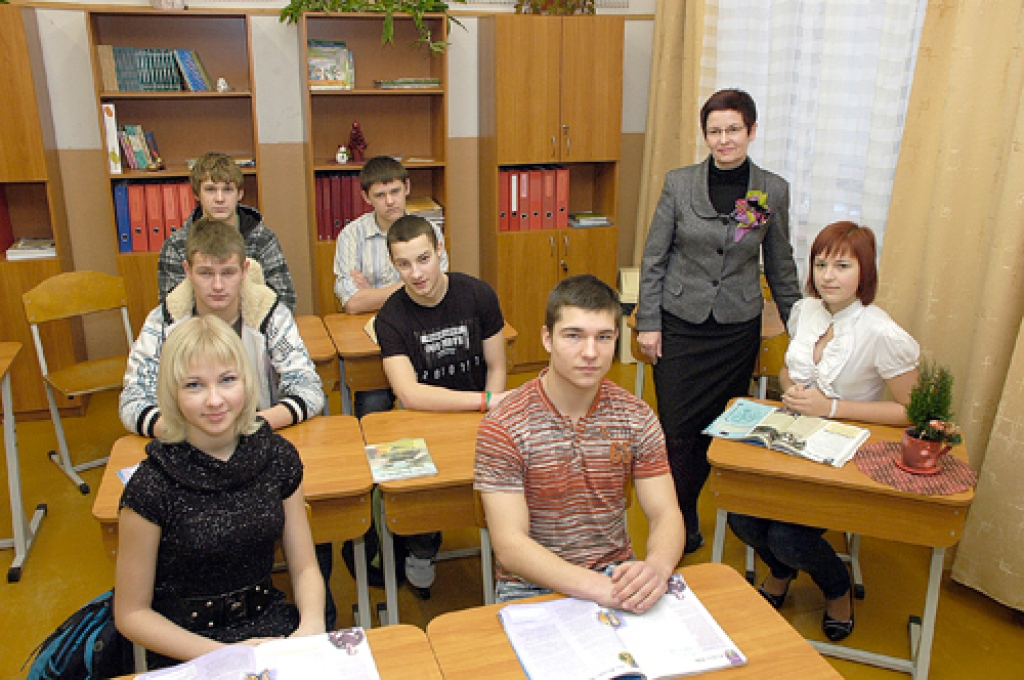 Griķu pamatskolas 9. klasē mācās: Evita Rūtiņa, Arta Matīsa, Edijs Janonis, Pēteris Kozlovskis, Endijs Jašinskis, Artūrs Teplovs, Gundars Braže. Klases audzinātāja Ludmila Baltrušaite. Fotografēšanās dienā skolā nebija Toma Skodžus.
Autors: Ivars Bogdanovs