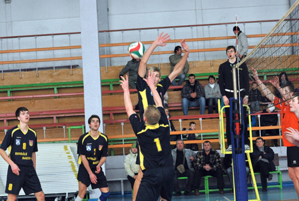 «Rundāle-Bauska» spēlētāji iesāk uzbrukumu. 
Autors: Uldis Varnevičs