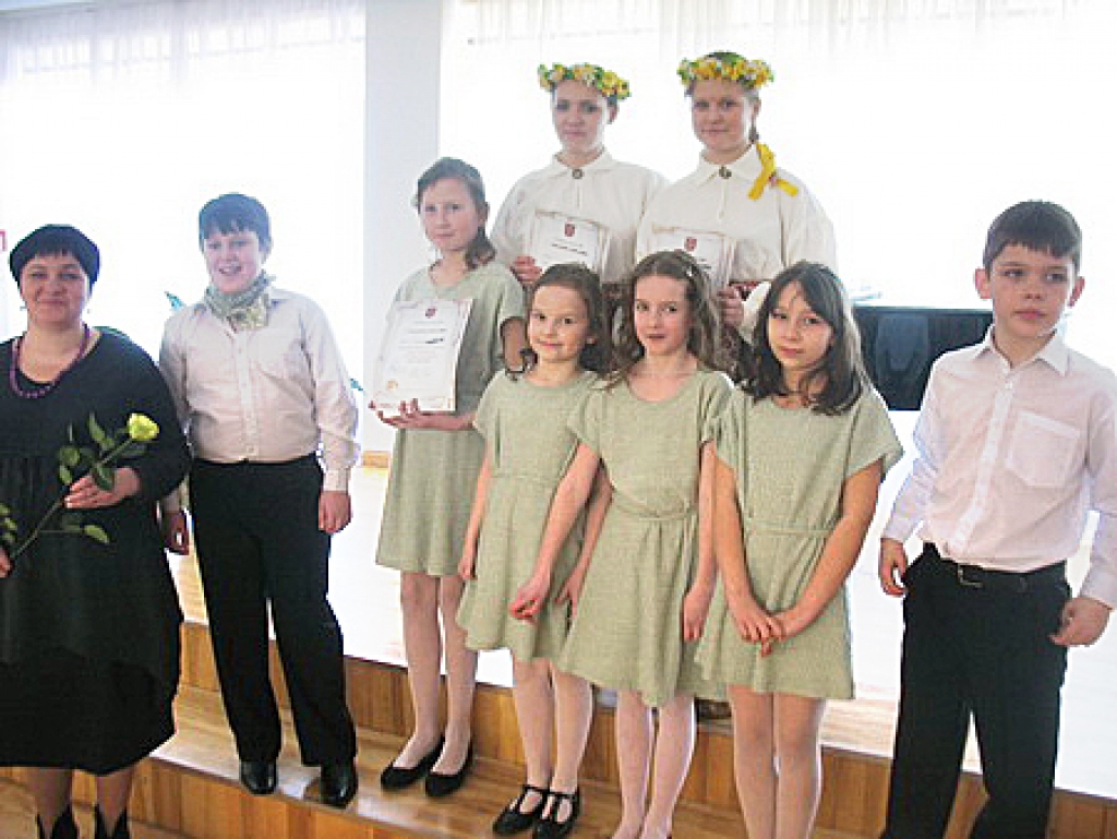 Misas vidusskolas vokālo ansambļu dalībnieki – konkursa uzvarētāji – un skolotāja Zaiga Jēgere (no kreisās).
Autors: no www.vecumnieki.lv