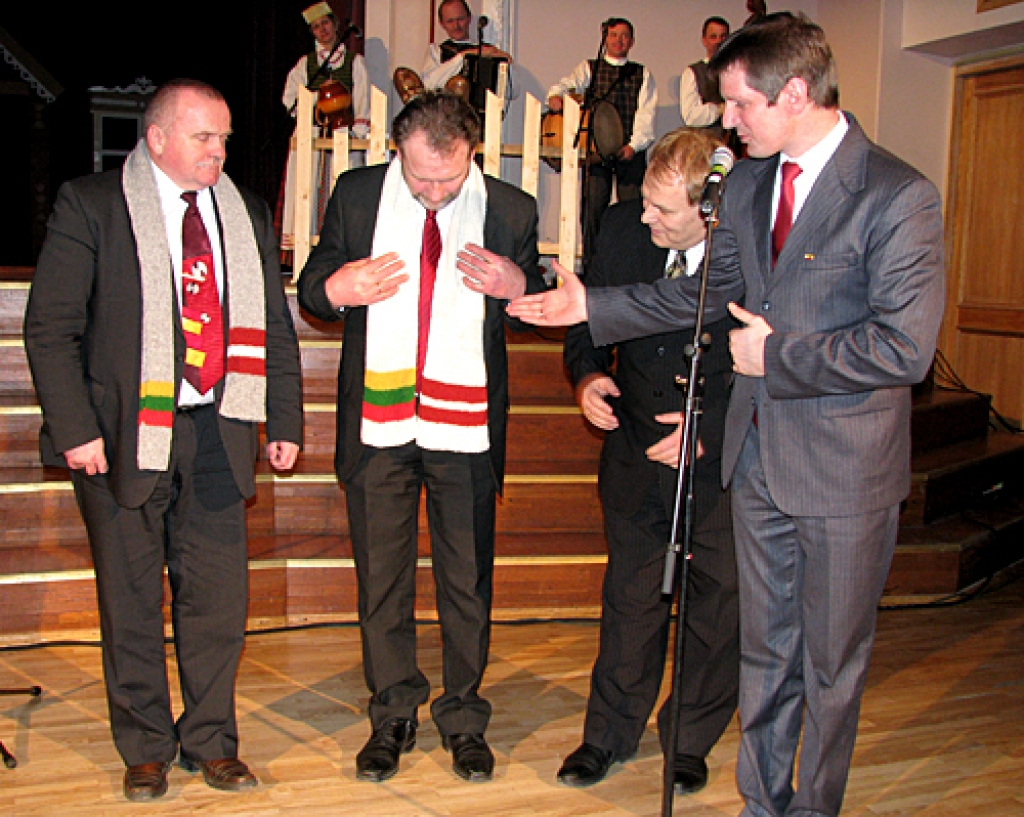 Labo domu šalles rotā Bauskas novada domes priekšsēdētāju Valdi Veipu (no kreisās) un Radvilišķu pašvaldības administrācijas vadītāju Vitoli.
Autors: Vilnis Auzāns