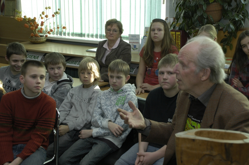 Fotogrāfs Laimonis Šulcs Bauskas 1. vidusskolas Informācijas centra galerijā «Siena» šonedēļ atklāja izstādi «Reālais un abstraktais».