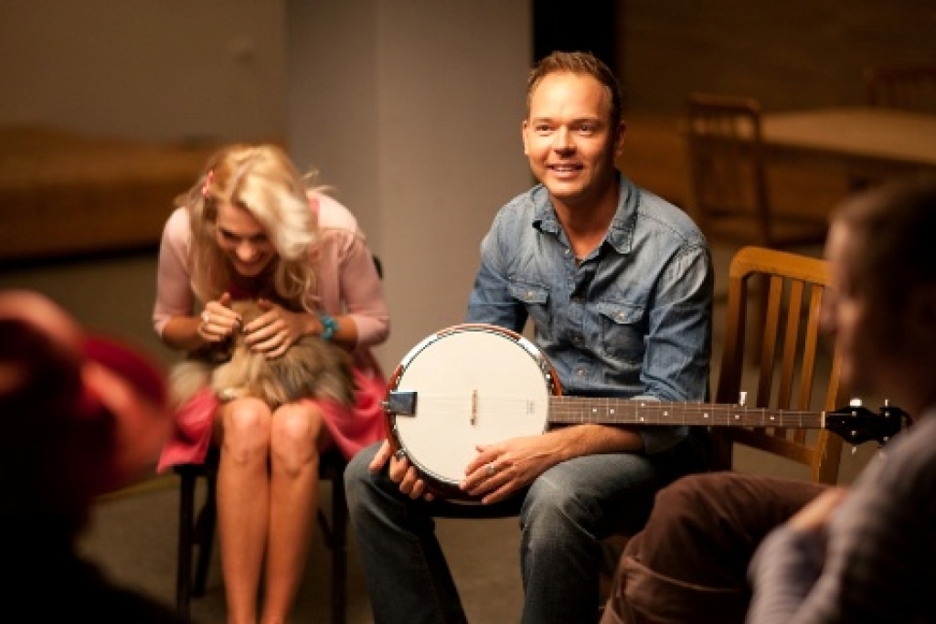 Vislielākās izredzes sestdien, 26.februārī, Eirovīzijas nacionālajā dziesmu konkursā uzvarēt ir dziedātājam Laurim Reinikam ar dziesmu 