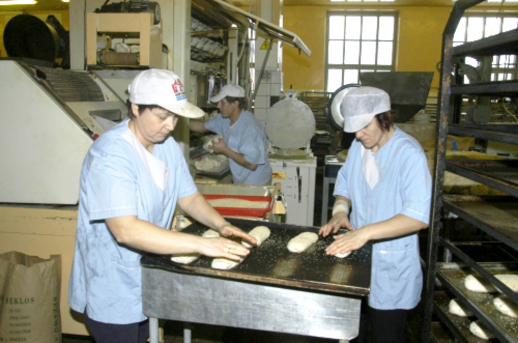 Sabiedrība «Bauskas klēts» 7. martā nolēmusi beigt ražošanu uzņēmuma maizes ceptuvē un konditorejas cehā. Darbu zaudēs vairāk nekā 50 strādājošo, Bauskas un Rundāles novada iedzīvotāji.
Autors: No laikraksta «Bauskas Dzīve» arhīva.