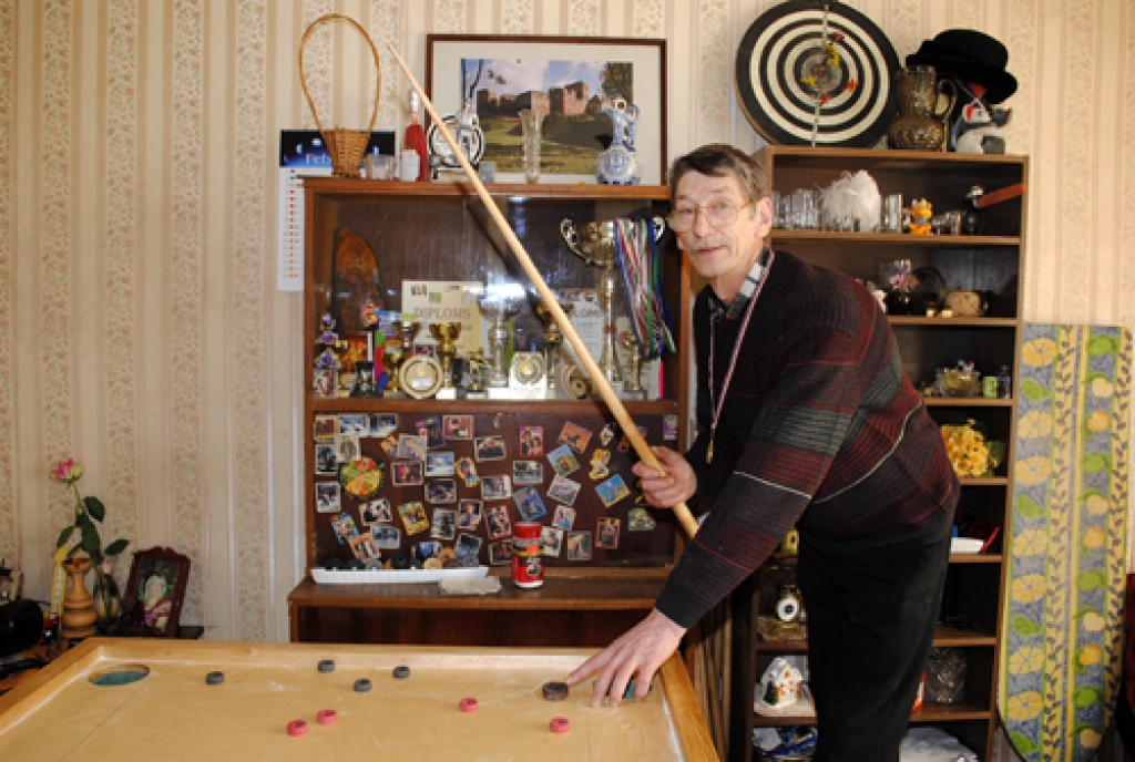 Jānis Salna ne tikai pats aizraujas ar novusu, bet šo galda spēli iemācījis daudziem codiešiem un sagatavojis viņus dažāda mēroga sacensībām. 
Autors: Juris Iļņickis