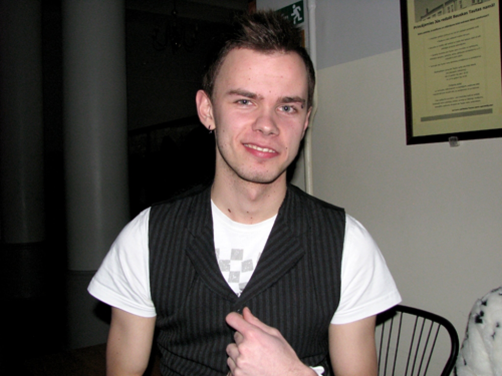 Baušķenieks Pēteris Upelnieks saviem daudzajiem panākumiem var pieskaitīt uzvaru Latvijas Ielu vingrošanas sporta biedrības izsludinātajā himnas konkursā. 
Autors: Vilnis Auzāns