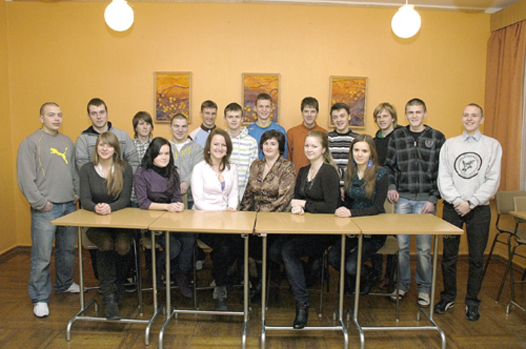 Uzvaras vidusskolas 12. klasē mācās: Edmunds Bērziņš, Raivo Ginters, Ieva Grauze, Elvis Holsts, Rihards Kalada, Artūrs Luņevs, Kristaps Moļs, Jēkabs Perševics, Imants Purvs, Agnese Putāne, Kristaps Rācenis, Didzis Rimkūns, Armands Rimševics, Krista Segliņa, Baiba Skuja, Arnolds Spirka, Dita Žaugre. Klases audzinātāja Ilze Ērgle.
Autors: Ivars Bogdanovs