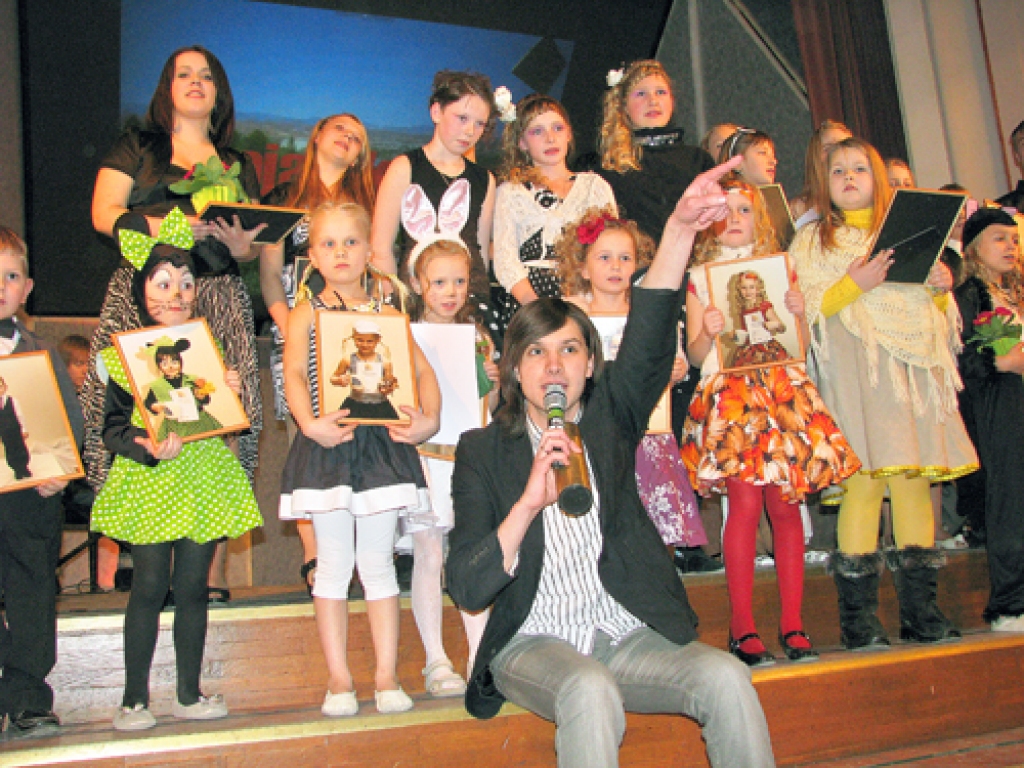 «Bauskas balsis 2011» finālisti pēc konkursa vienojas kopīgā dziesmā ar mūziķi Andri Ērgli.
Autors: Vilnis Auzāns