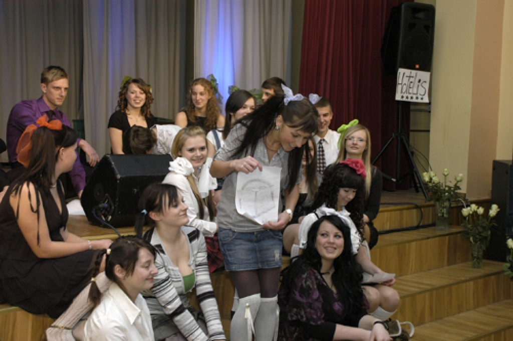 Skaistkalnes vidusskolas 12.klases jaunieši žetonu vakarā atcerējās savu pirmo skolas dienu.
Autors: Ivars Bogdanovs