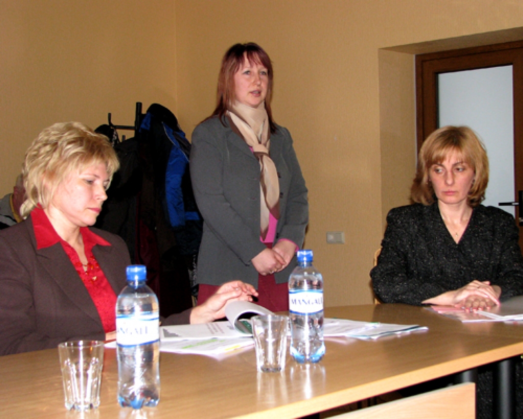 Pirms nedēļas, izglītības, kultūras un sporta lietu komitejas sēdē pēc izgflītības pārvaldes vadītājas Aijas Spriņķes (no kreisās) argumentētā ziņojuma Bauskas Kristīgās pamatskolas direktorei Inesei Lavrinovičai (no labās) un skolotājai Ilzei Ponomarjovai tomēr izdevās pārliecināt deputātus par savas skolas pastāvēšanas nepieciešamību. Taču 17. februāra finanšu komitejas sēdē par kristīgās skolas slēgšanu balsoja astoņi no 15 klātesošajiem novada domes deputātiem. Tomēr arī tas vēl nav galīgais lēmums. Deputātiem par skolas slēgšanu vēl vajadzēs balsot domes sēdē 24. februārī.
Autors: Vilnis Auzāns