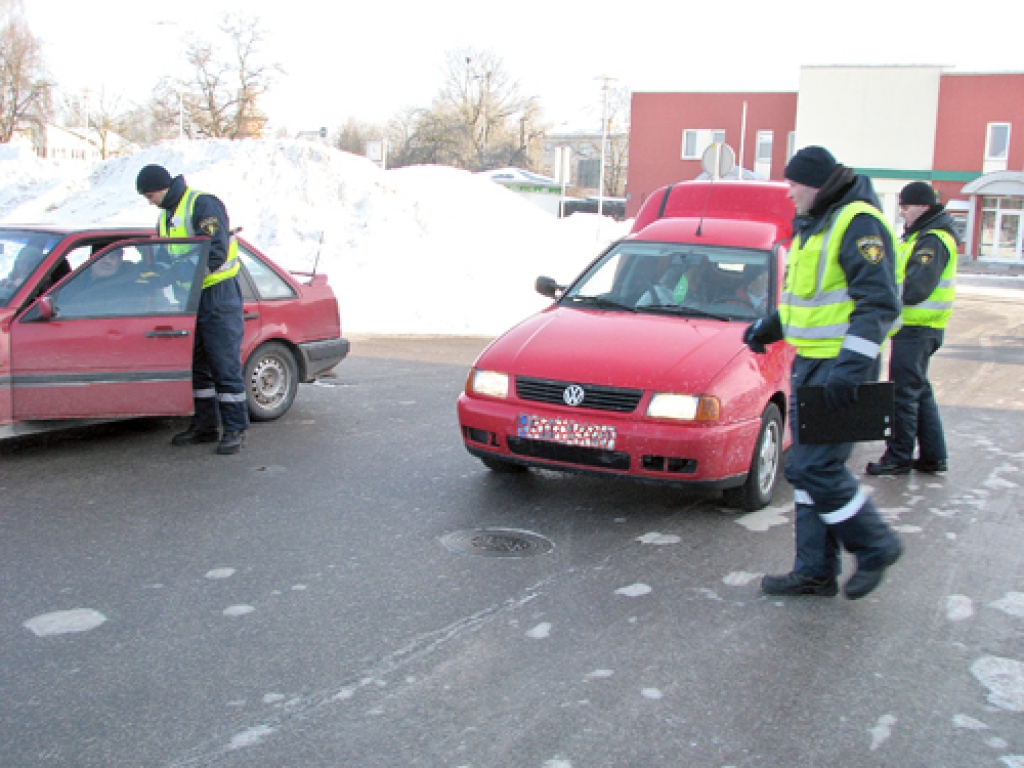 Valsts policijas Zemgales reģiona nodaļas Bauskas iecirkņa policists Jānis Ceplītis rāda akcijas „Mašīna nav seifs” laikā šoferiem dāvātos informatīvos materiālus, ar ieteikumiem, kā automašīnu pasargāt no «ātrajām zādzībām». 
Autors: Vilnis Auzāns