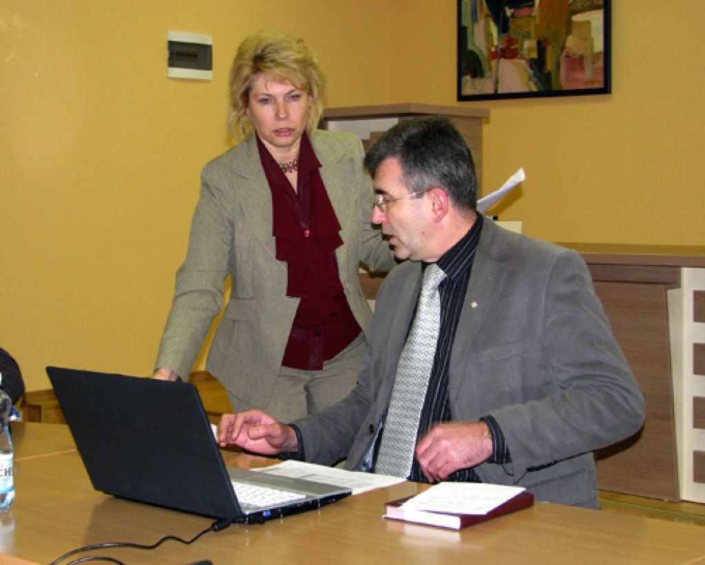 Izglītības pārvaldes vadītāja Aija Spriņķe pārrunās ar Bauskas novada izglītības, kultūras un sporta lietu komitejas vadītāju Raiti Ābelnieku.
Autors: No laikraksta «Bauskas Dzīve» arhīva.