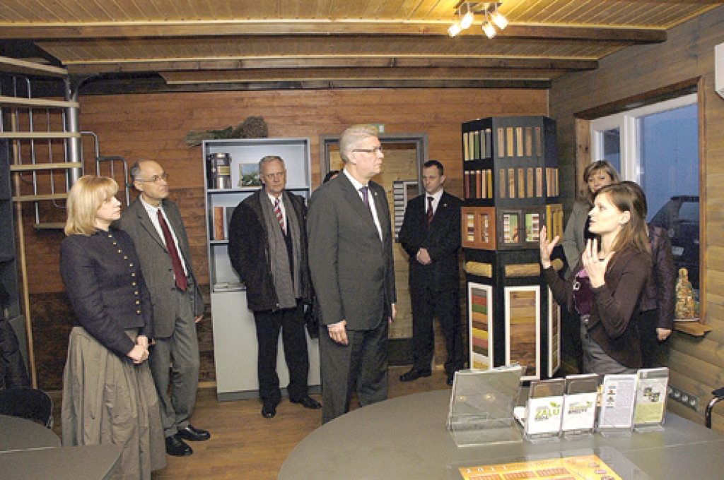 Vizītes laikā Iecavā Valsts prezidents Valdis Zatlers un viņa kundze Lilita apmeklēja arī SIA «Linum Color», kur viņus iepazīstināja ar lineļļas produktu izmantošanu. 
Autors: Ivars Bogdanovs