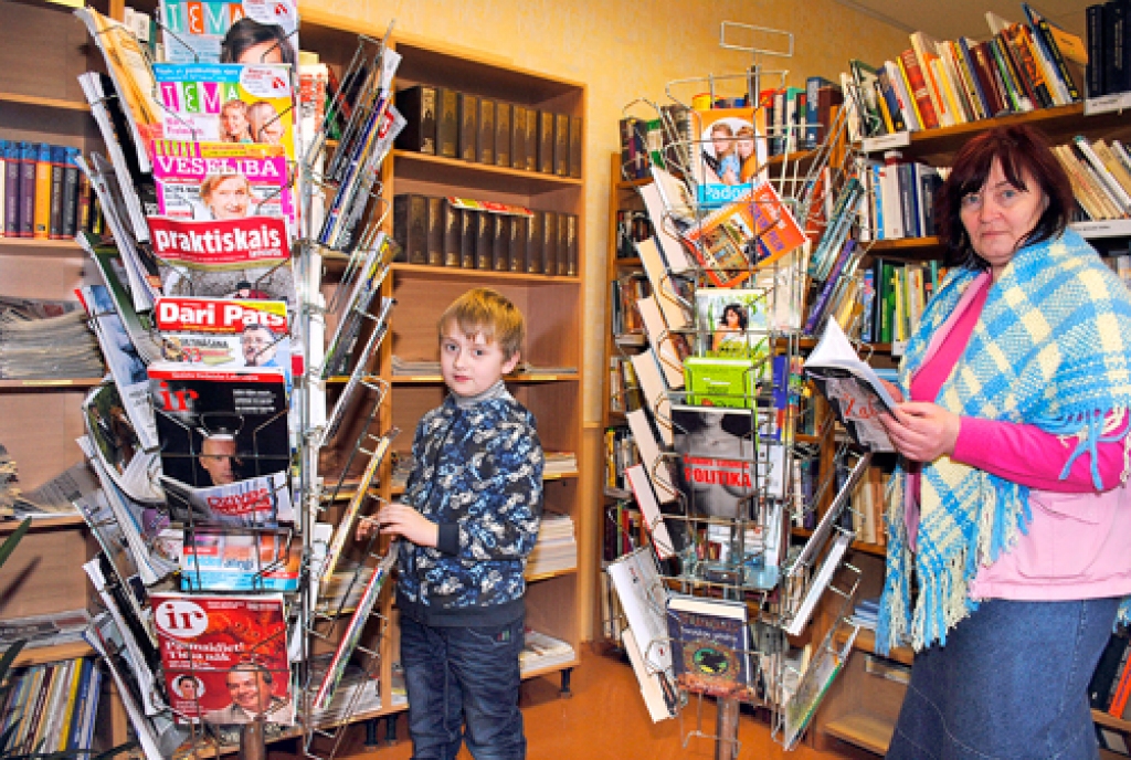 Jaunais lasītājs Krists Aizvakars pagasta bibliotēku bieži apmeklē kopā ar mammu, Skaistkalnes aptiekas darbinieci Dignu Aizvakaru.
Autors: Juris Iļņickis