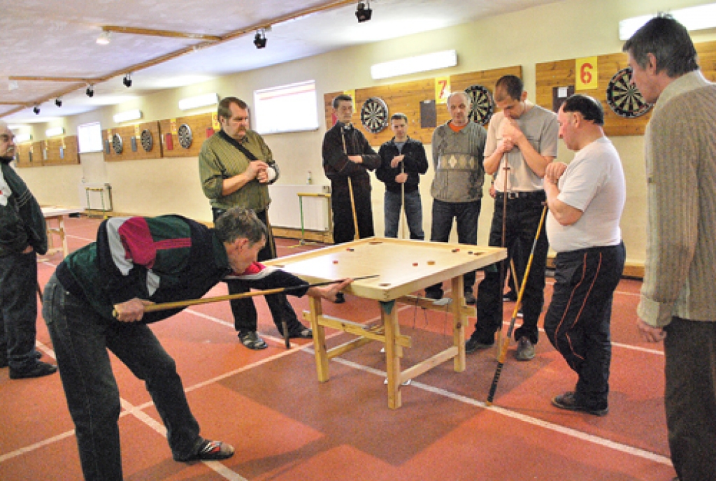 Uzvaru dubultspēlēs guva Vilnis Pelcers (otrais no kreisās) un Staņislavs Bednarčiks (pretējā galda pusē). 
Autors: Uldis Varnevičs