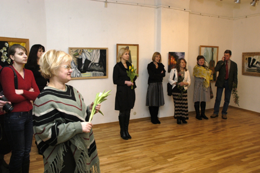 Vecumnieku novada amatiergleznotāju izstādes atvēršanā Bauskas novadpētniecības un mākslas muzejā klātesošos uzrunā muzeja direktore Baiba Šulce (priekšplānā).
Autors: Ivars Bogdanovs