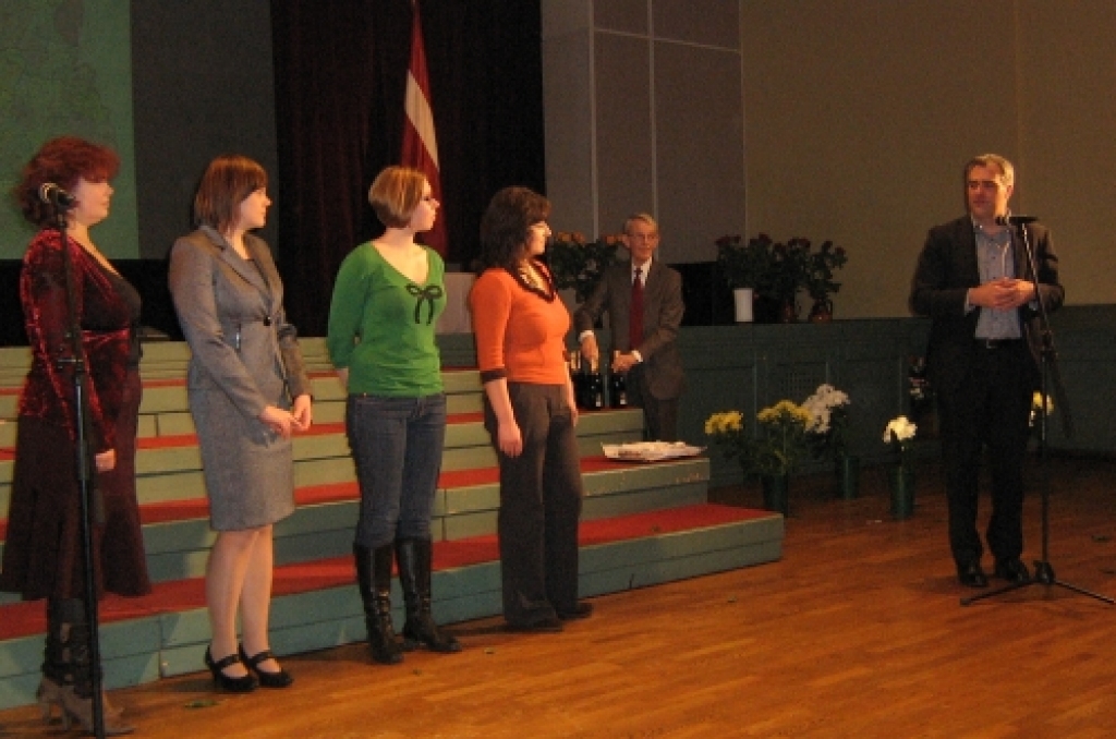 Šogad KNHM projektu konkursā sāk piedalīties vairākas jaunas pašvaldības, to vidū arī Iecavas novads. Attēlā – fonda «KNHM» rīkotajā projektu rezumēšanas sarīkojumā Lielvārdē 15.janvārī tiek sumināti klātnākušo pašvaldību pārstāvji, pirmā no labās iecavniece Ineta Bramane.  
Autors: no «Šogad KNHM projektu konkursā sāk piedalīties vairākas jaunas pašvaldības, to vidū arī Iecavas no