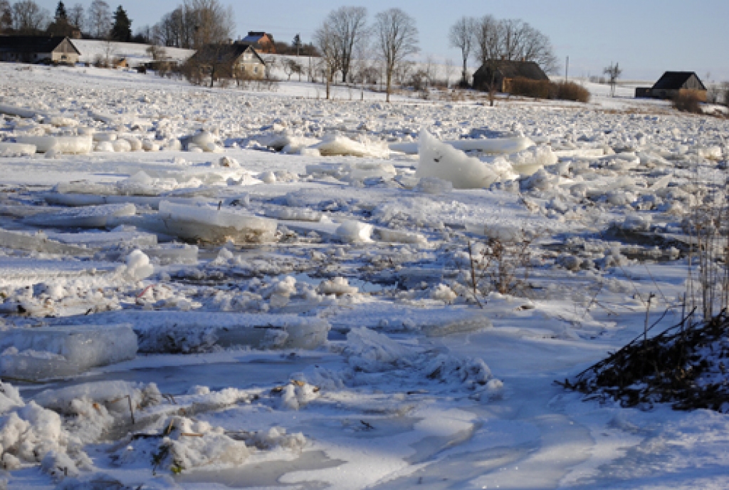 Lielupē pie Ziedoņiem Rundāles novada teritorijā upi aizšķērso ledus gabali un vižņi. To līmenis sasniedzis gar upi vedošo ceļu.
Autors: Juris Ilņickis